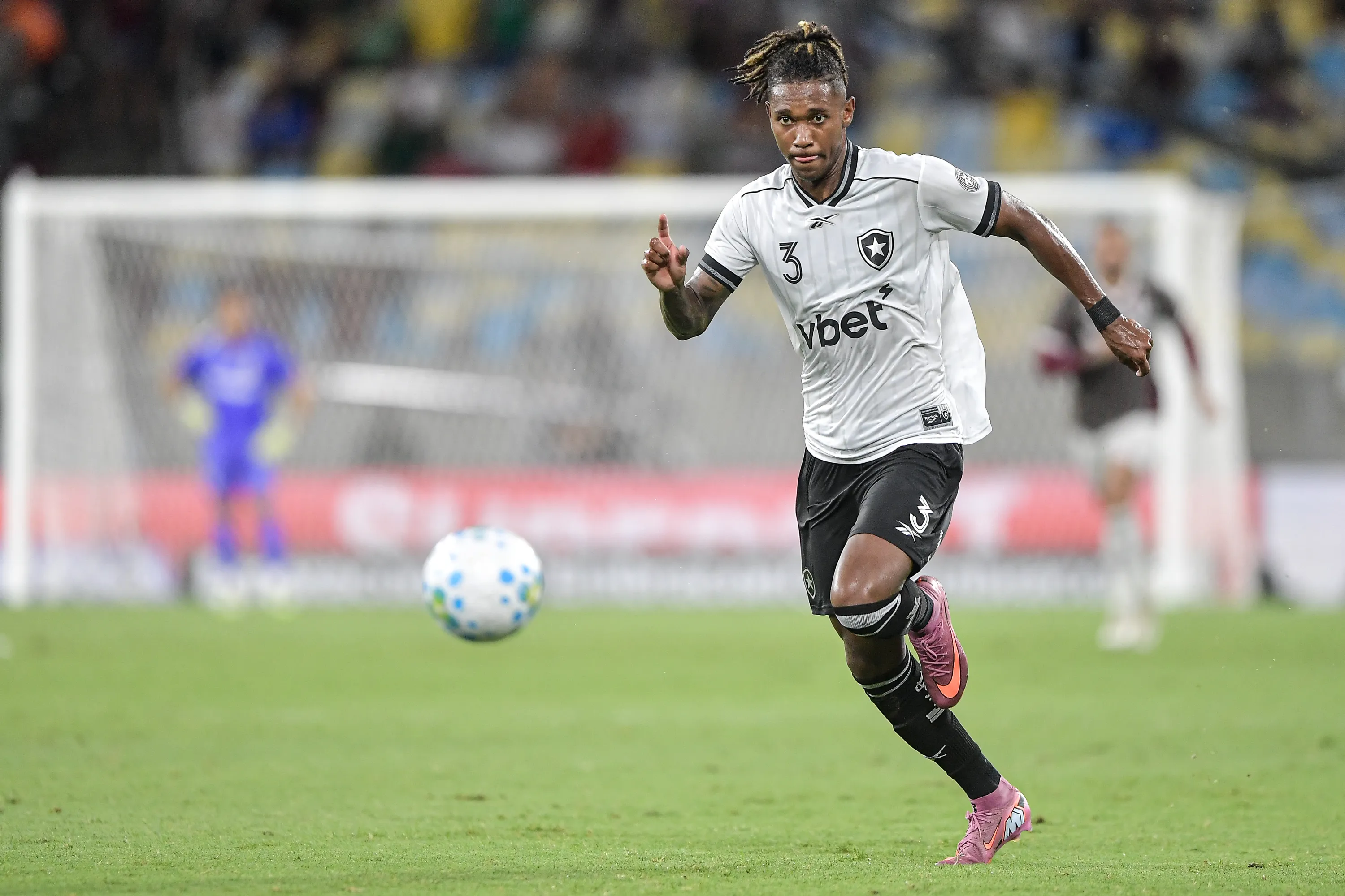 Ythallo, zagueiro do Botafogo. Foto: Thiago Ribeiro/AGIF