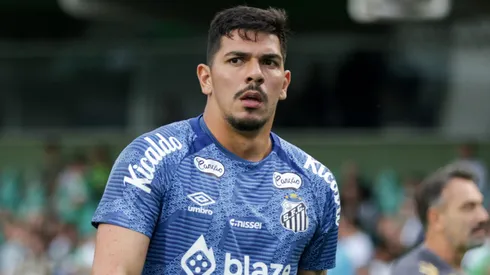 João Paulo jogador do Santos durante aquecimento antes da partida amistosa contra o Coritiba no estadio Couto Pereira. Foto: Robson Mafra/AGIF