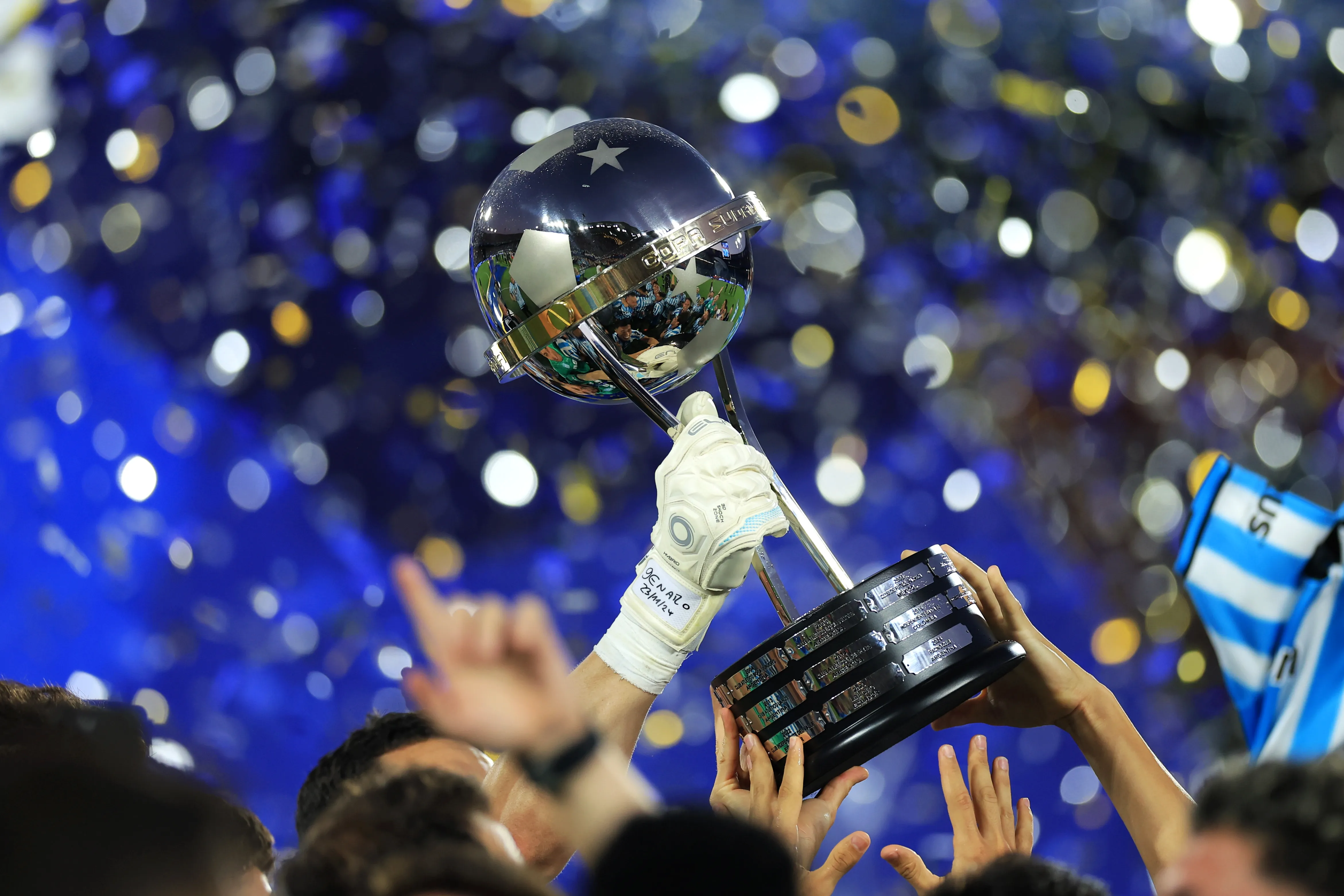 ASUNCION, PARAGUAY – NOVEMBER 23: Players of Racing Club celebrate with the trophy after winning the tournament following the Copa CONMEBOL Sudamericana 2024 Final between Racing Club and Cruzeiro at Estadio General Pablo Rojas – La Nueva Olla on November 23, 2024 in Asuncion, Paraguay.  (Photo by Buda Mendes/Getty Images)