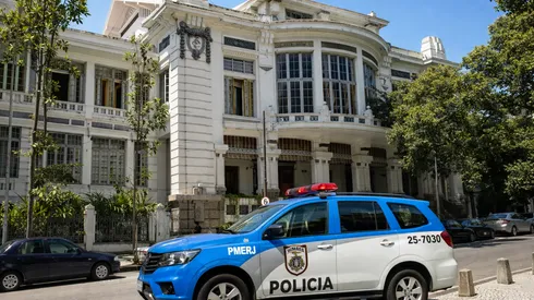 PM prende grupo que tentou invadir sede do Fluminense nas Laranjeiras. Imagem gerada por Inteligência Artificial