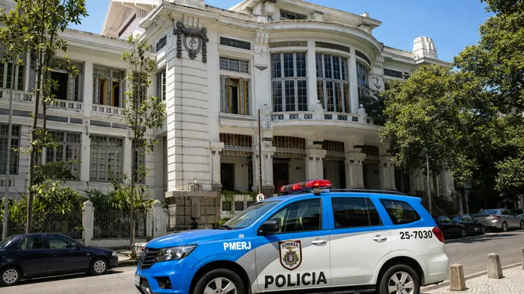 PM prende grupo que tentou invadir sede do Fluminense nas Laranjeiras. Imagem gerada por Inteligência Artificial