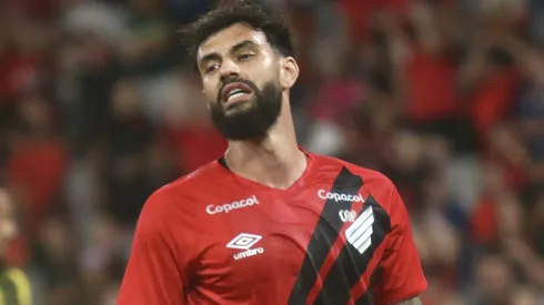 Mastriani jogador do Athletico-PR lamenta durante partida contra o FC Cascavel no estadio Arena da Baixada pelo campeonato Paranaense 2025. Foto: Gabriel Machado/AGIF