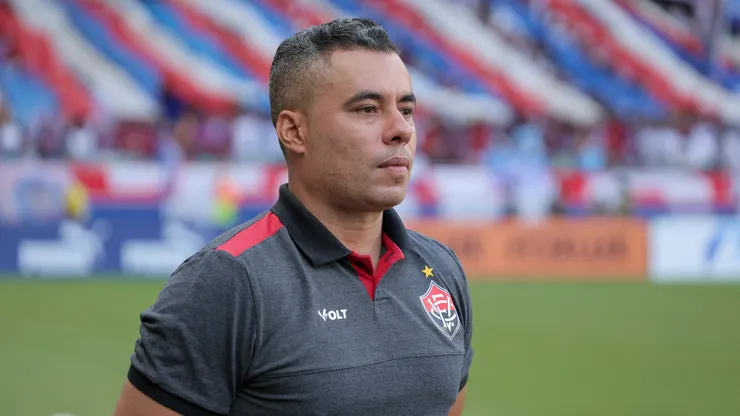 Jair Ventura tecnico do Vitoria durante partida contra o Bahia no estadio Fonte Nova pelo campeonato Baiano 2026. Foto: Marcio Jose/AGIF