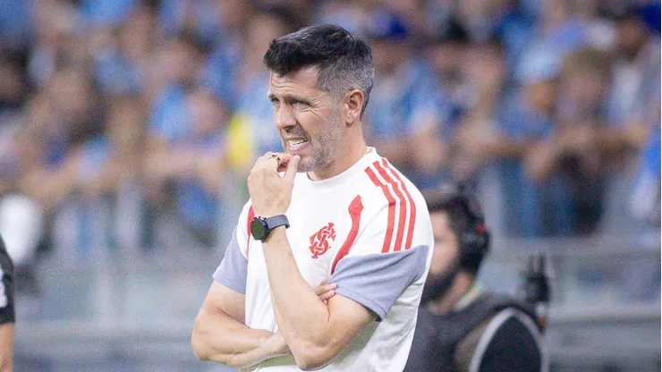 Paulo Pezzolano tecnico do Internacional durante partida contra o Gremio no estadio Arena do Gremio pelo campeonato Gaucho 2026. Foto: Maxi Franzoi/AGIF