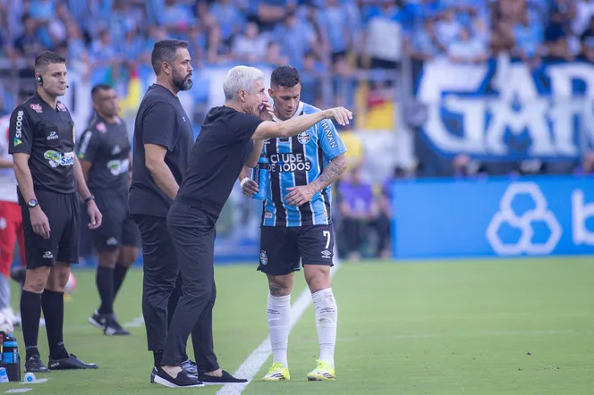 passa orientacoes a Cristian Pavon jogador do Gremio durante partida contra o Internacional no estadio Arena do Gremio pelo campeonato Gaucho 2026. Foto: Maxi Franzoi/AGIF