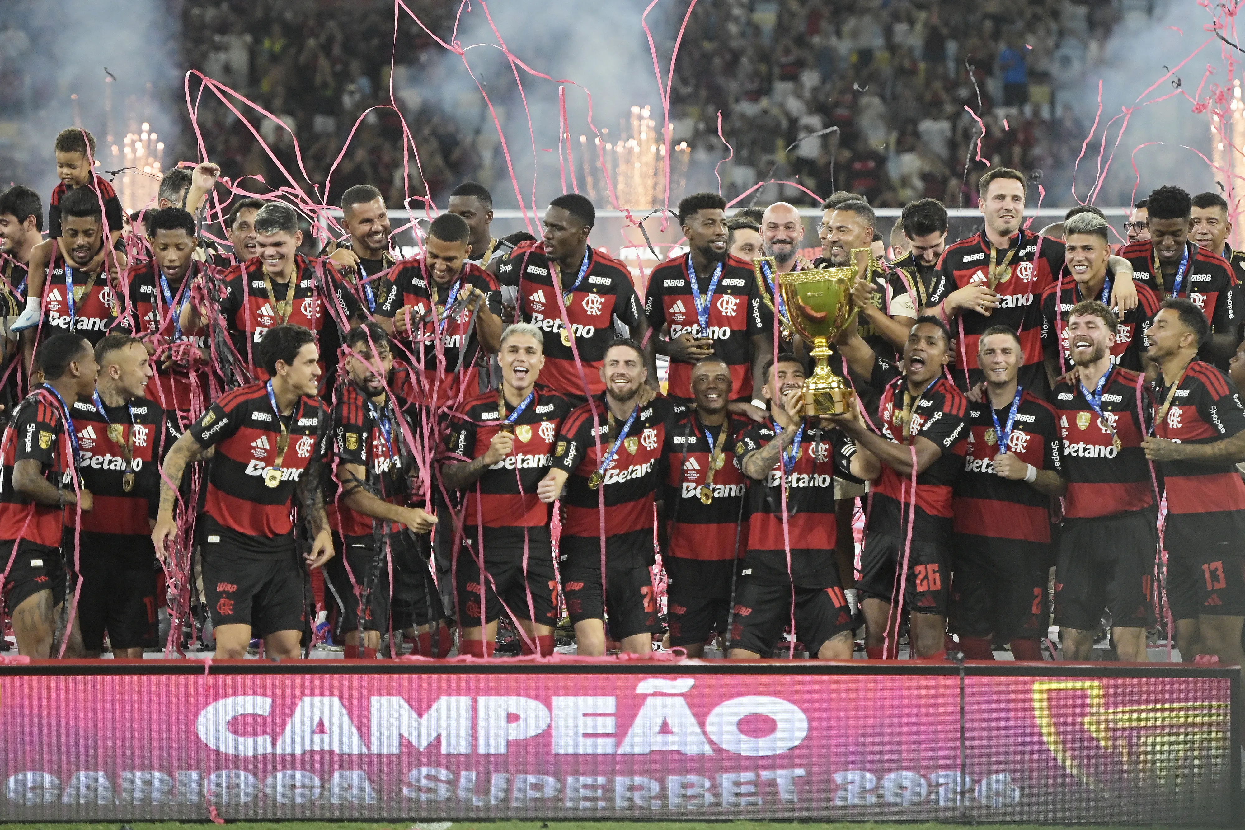 RJ – RIO DE JANEIRO – 08/03/2026 – CARIOCA 2026, FLUMINENSE X FLAMENGO – Jogadores do Flamengo comemoram titulo de campeao apos partida contra o Fluminense no estadio Maracana pela decisao do campeonato Carioca 2026. Foto: Alexandre Loureiro/AGIF
