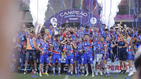 Fortaleza levanta a taça de campeão durante cerimônia de premiação ao final da partida contra o Ceará no estádio Castelão pela decisão do campeonato Cearense 2026. Foto: Baggio Rodrigues/AGIF