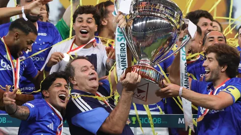 PEDRO LOURENCO Dono do Cruzeiro junto dos jogadores do Cruzeiro comemoram titulo de campeao durante cerimonia de premiacao apos vitoria contra o Atletico em partida no estadio Mineirao pela decisao do campeonato Mineiro 2026. Foto: Gilson Lobo/AGIF