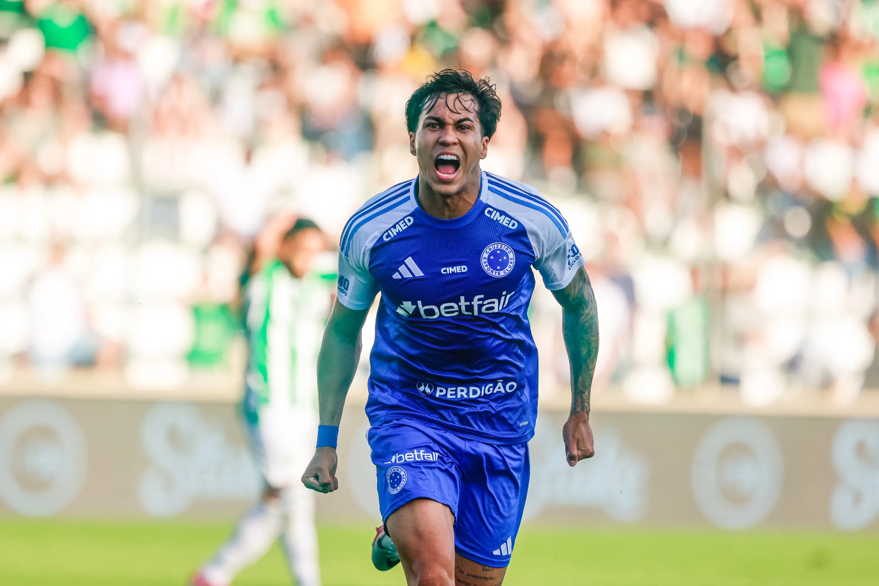 RS – CAXIAS DO SUL – 20/11/2025 – BRASILEIRO A 2025, JUVENTUDE X CRUZEIRO – Kaio Jorge jogador do Cruzeiro comemora seu gol durante partida contra o Juventude no estadio Alfredo Jaconi pelo campeonato Brasileiro A 2025. Foto: Luiz Erbes/AGIF