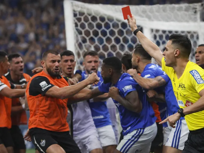 Atlético-MG tem 11 expulsões após briga no clássico mineiro
