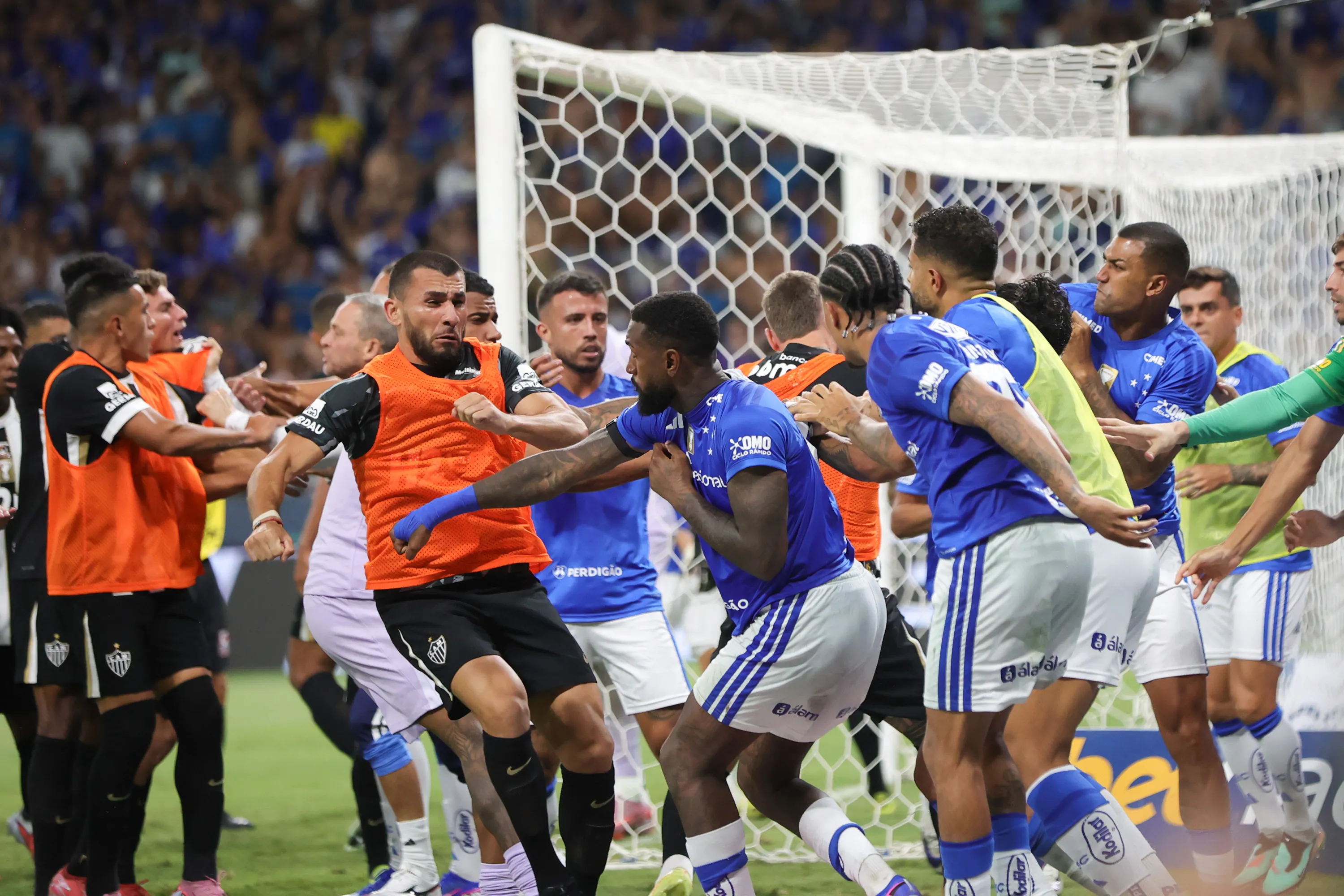 MG – BELO HORIZONTE – 08/03/2026 – MINEIRO 2026, CRUZEIRO X ATLETICO – BRIGa generalizada entre jogadores do Cruzeiro e jogadores do Atletico durante partida no estadio Mineirao pelo campeonato Mineiro 2026. Foto: Gilson Lobo/AGIF