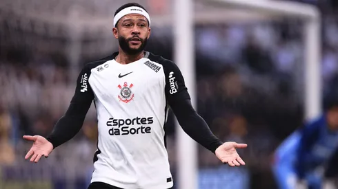 Memphis Depay jogador do Corinthians durante partida contra o Fortaleza no estadio Arena Corinthians pelo campeonato Brasileiro A 2025.