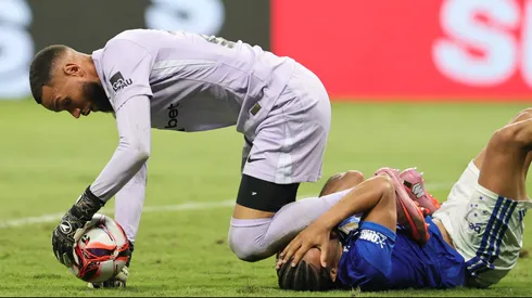 Christian jogador do Cruzeiro disputa lance com Everson jogador do Atletico durante partida no estadio Mineirao pelo campeonato Mineiro 2026. Foto: Gilson Lobo/AGIF