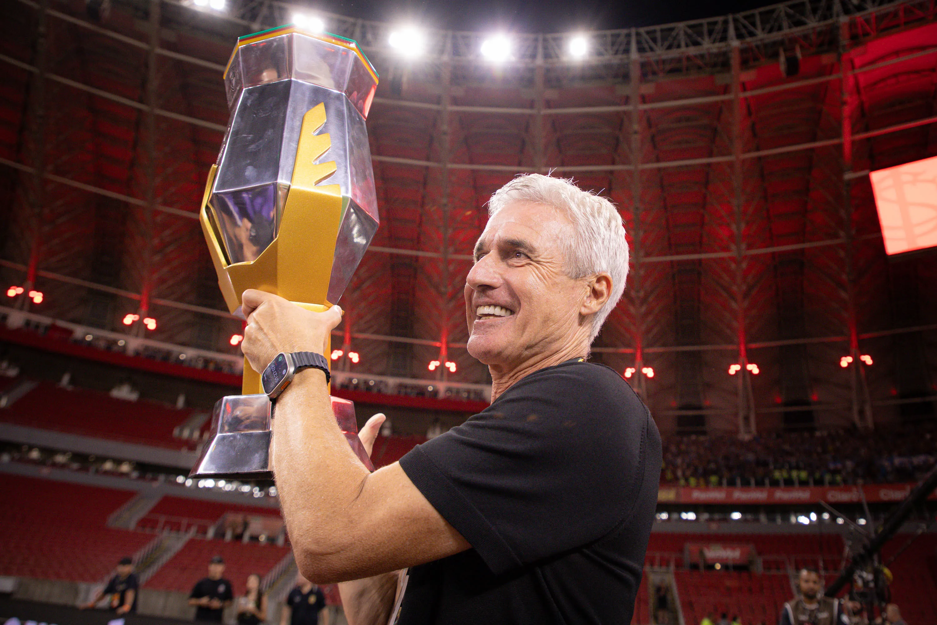 RS – PORTO ALEGRE – 08/03/2026 – GAUCHO 2026, INTERNACIONAL X GREMIO – Luis Castro tecnico do Gremio comemora titulo de campeao apos partida contra o Internacional no estadio Beira-Rio pela decisao do campeonato Gaucho 2026. Foto: Maxi Franzoi/AGIF