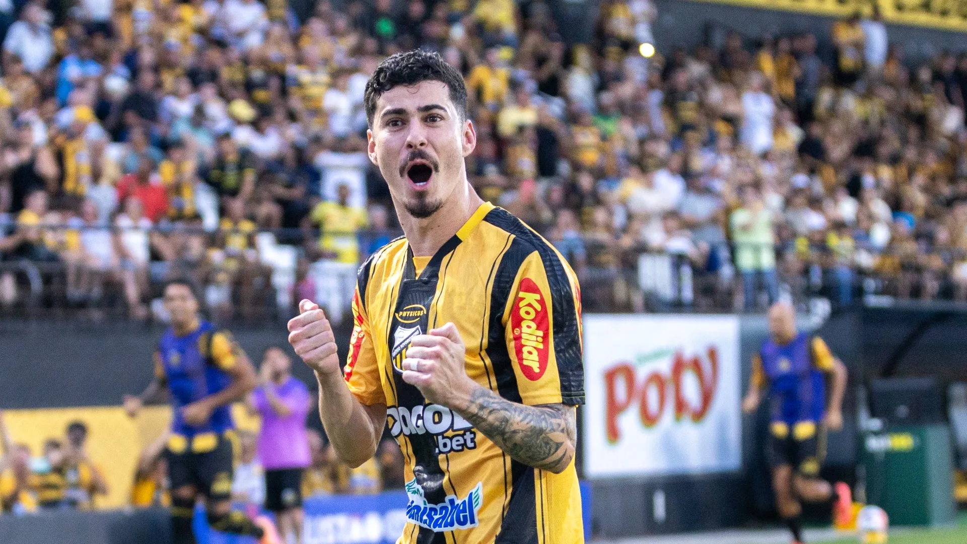 Rômulo, meia do Novorizontino, comemora gol (Imagem: Divulgação/Novorizontino)