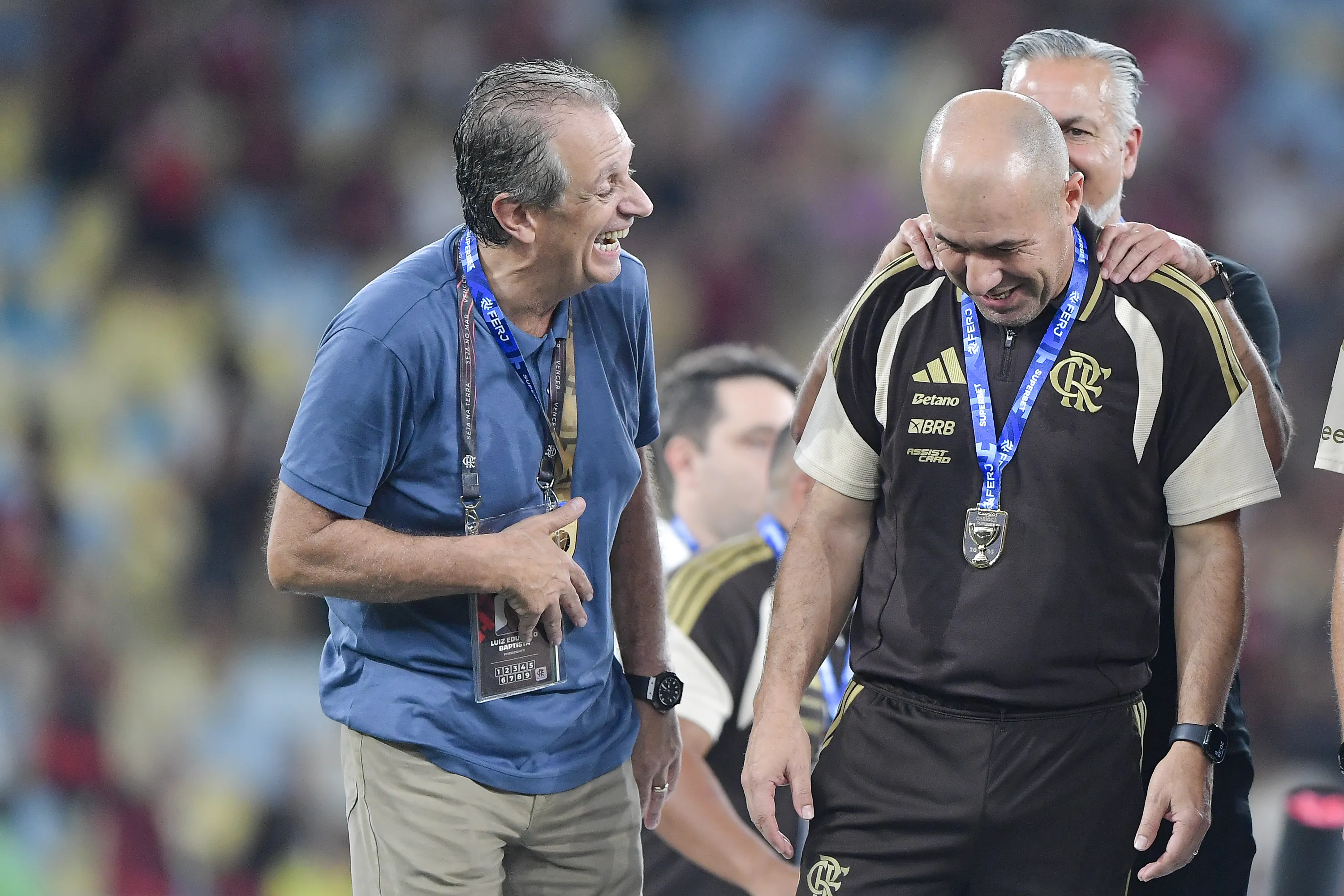 Leonardo Jardim, Bap e Boto dirigentes do Flamengo levanta a taca de campeao durante cerimonia de premiacao ao final da partida contra o Fluminense no estadio Maracana pela decisao do campeonato Carioca 2026. Foto: Thiago Ribeiro/AGIF