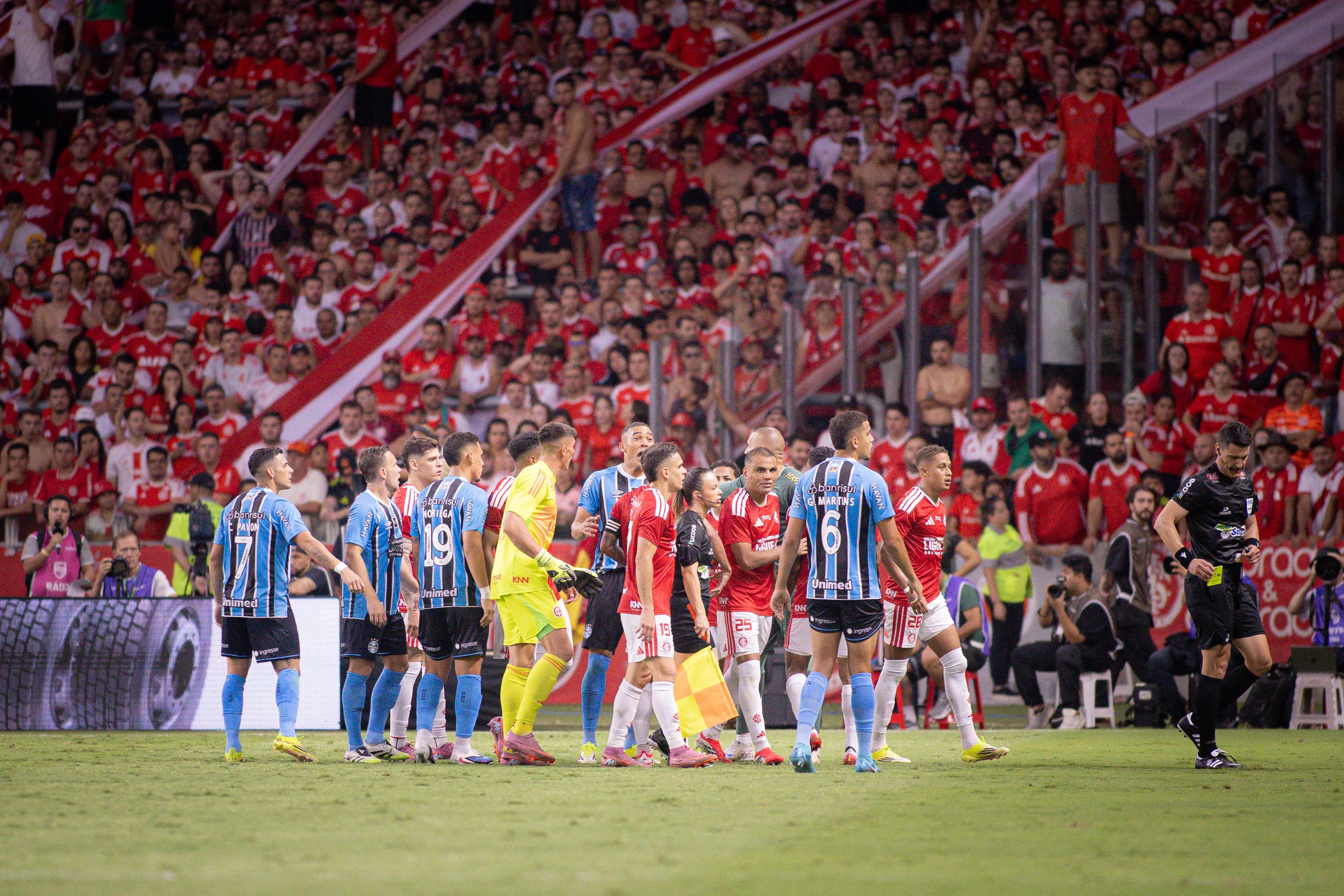 Tumulto entre jogadores do Internacional e jogadores do Gremio durante partida no estadio Beira-Rio pelo campeonato Gaucho 2026. Foto: Maxi Franzoi/AGIF
