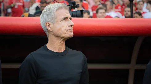 Luis Castro tecnico do Gremio durante partida contra o Internacional no estadio Beira-Rio pelo campeonato Gaucho 2026. Foto: Maxi Franzoi/AGIF