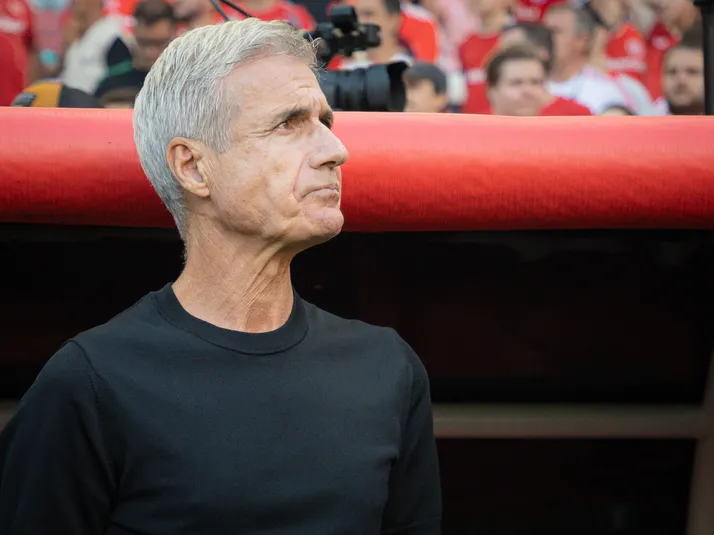 Luís Castro critica o Inter por receber medalhas no vestiário