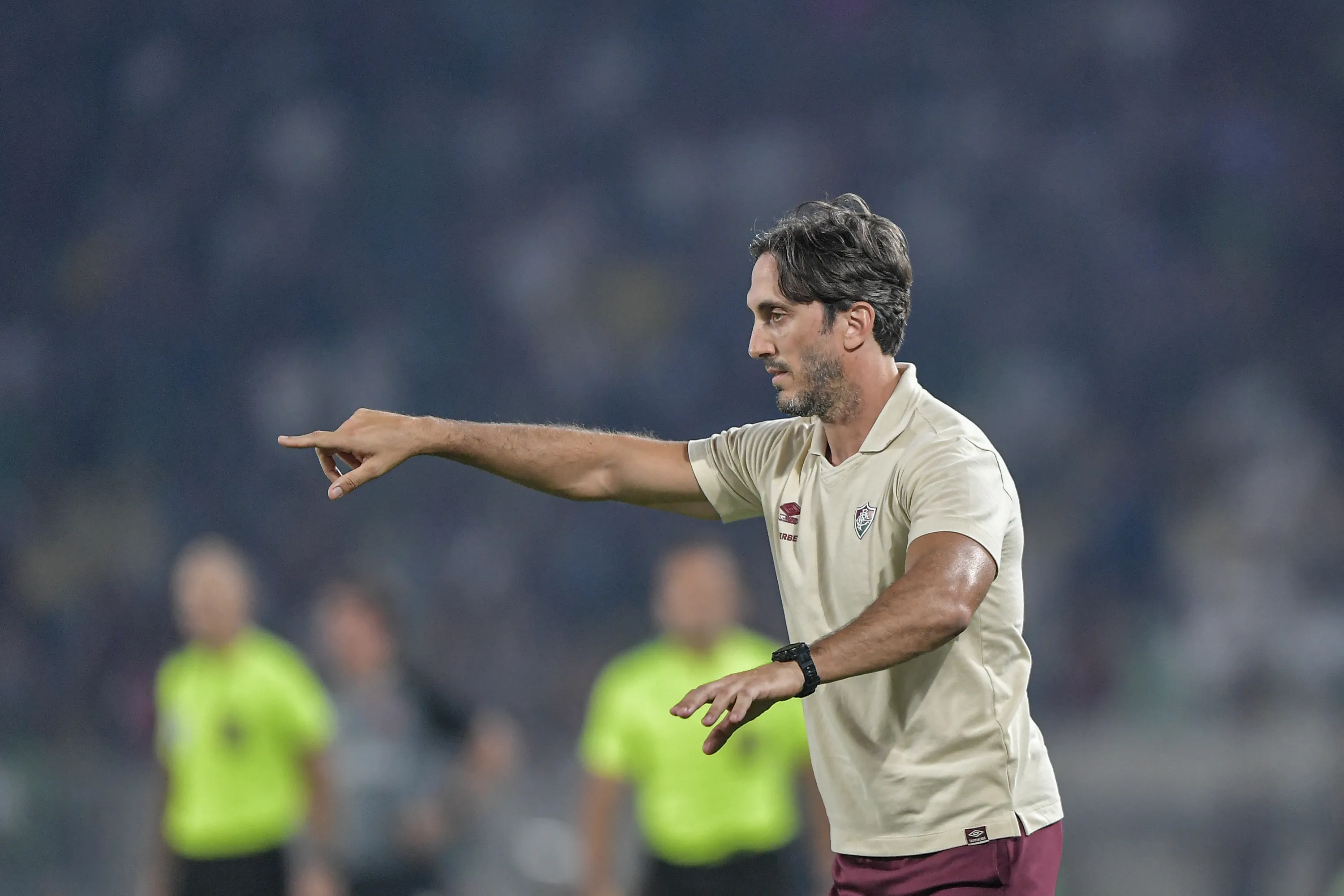 Luis Zubeldía comandando o Fluminense –  Foto: Thiago Ribeiro/AGIF