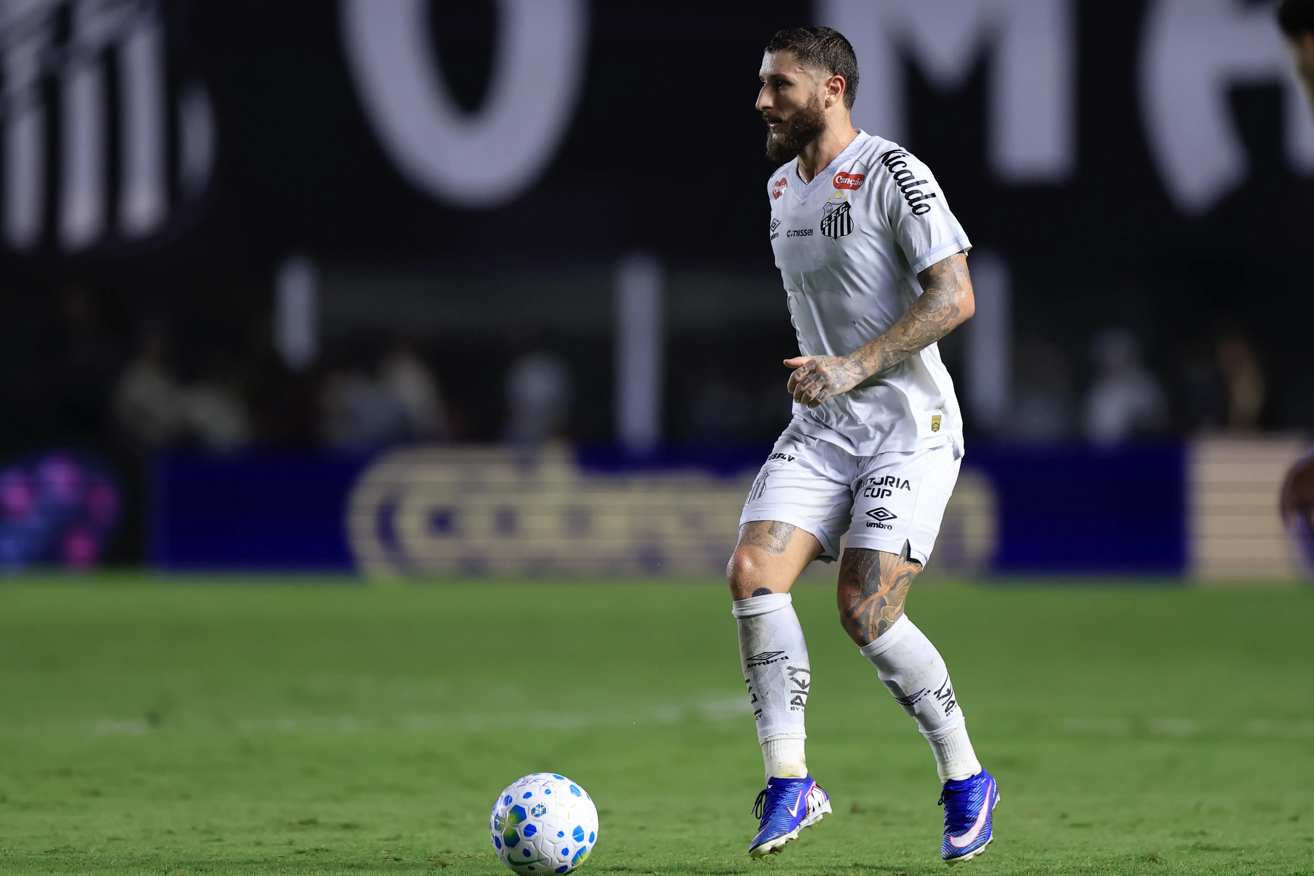 Ze Rafael, jogador do Santos, durante partida contra o São Paulo – Foto: Marcello Zambrana/AGIF