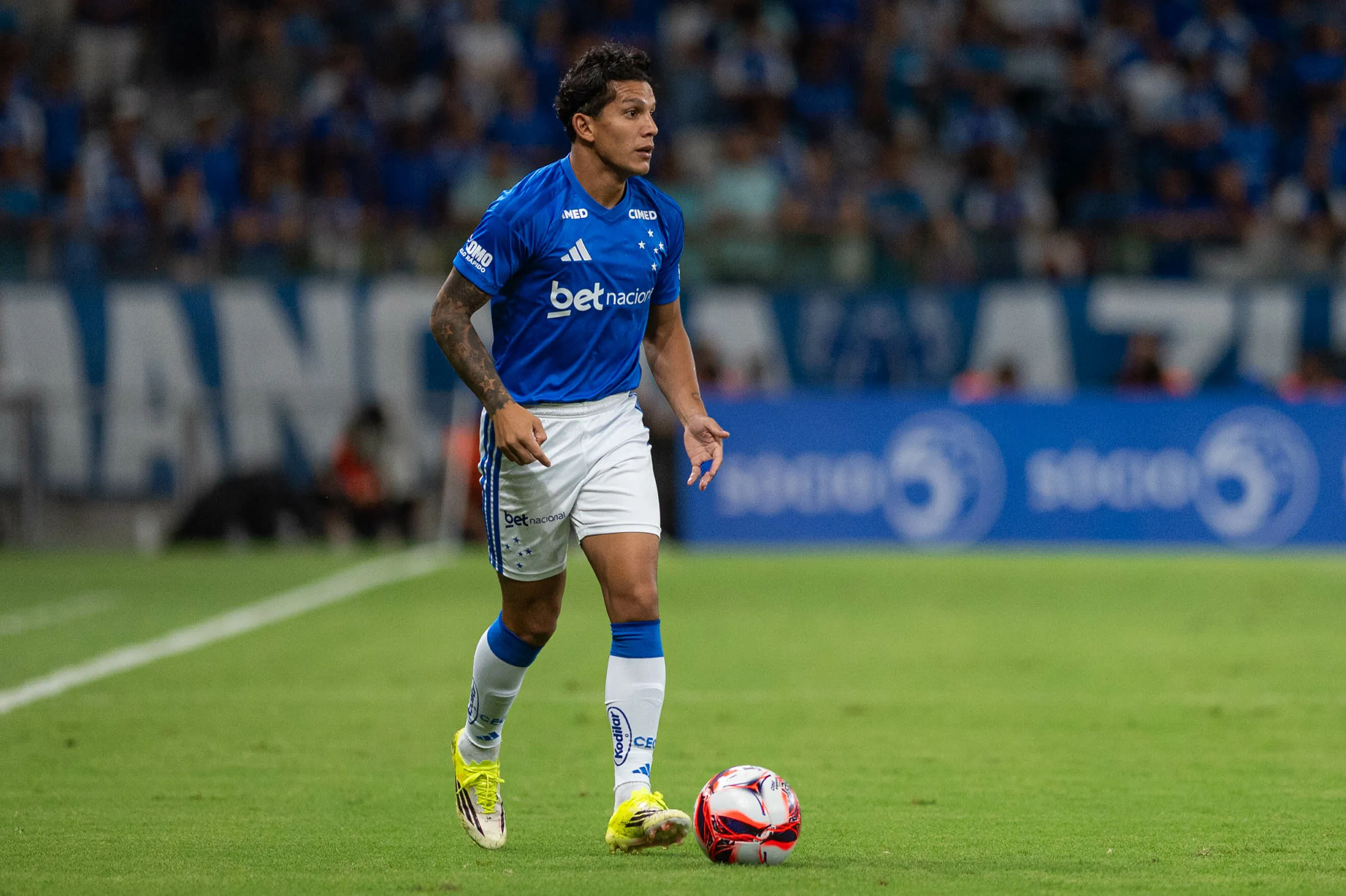 Lucas Romero, jogador do Cruzeiro, durante partida contra o Pouso Alegre – Foto: Alessandra Torres/AGIF