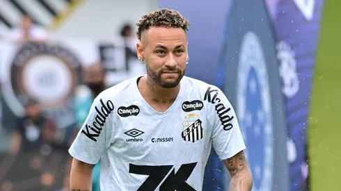Neymar Jr jogador do Santos durante aquecimento antes da partida contra o Cruzeiro no estadio Vila Belmiro pelo campeonato Brasileiro A 2025. 
