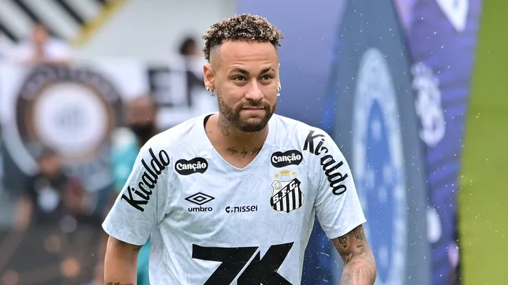 Neymar Jr jogador do Santos durante aquecimento antes da partida contra o Cruzeiro no estadio Vila Belmiro pelo campeonato Brasileiro A 2025.