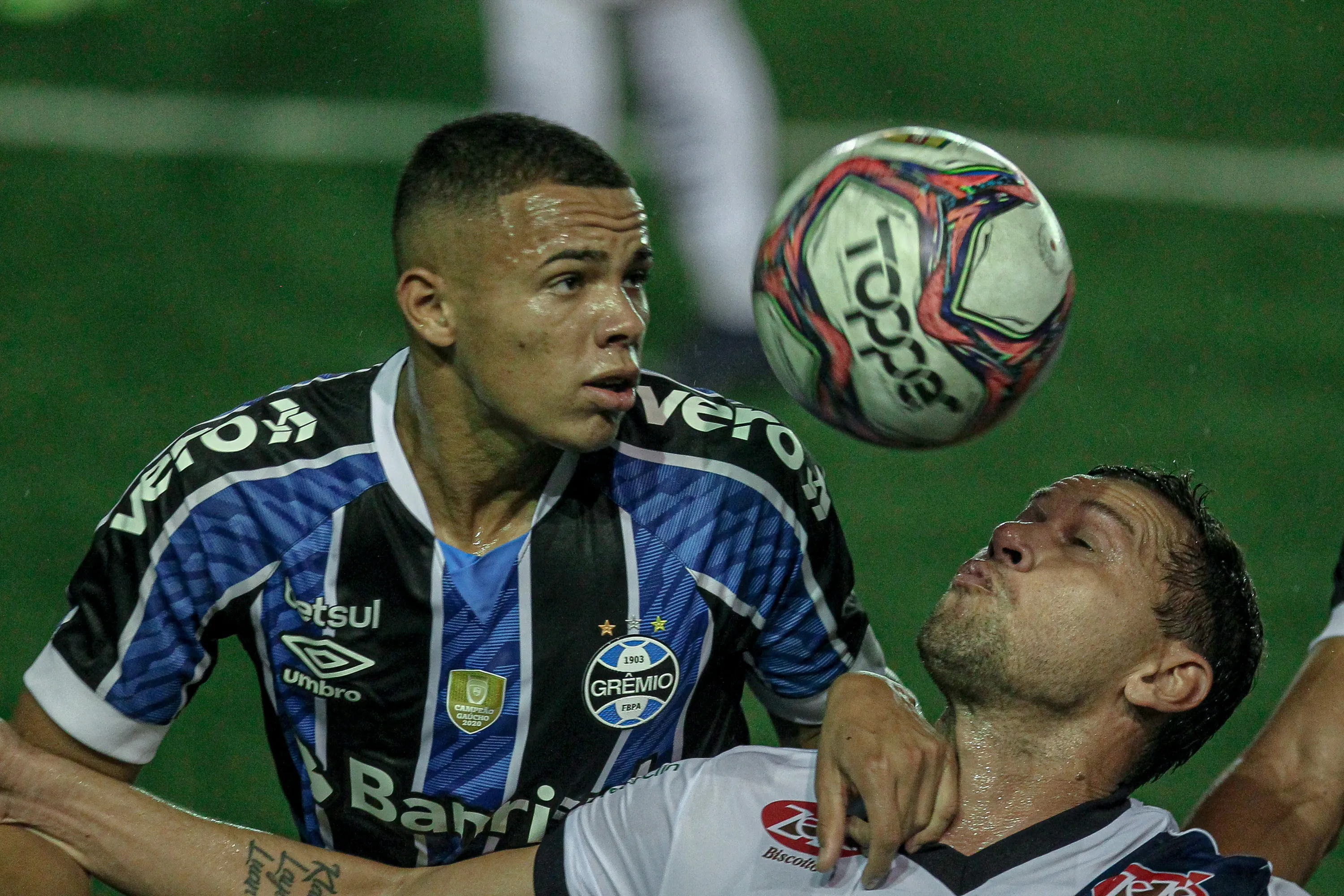 RS – Porto Alegre – 22/03/2021 – GAUCHO 2021, SAO JOSE X GREMIO – Luiz Eduardo jogador do Sao Jose disputa lance com Vanderson jogador do Gremio durante partida no estadio Passo dAreia pelo campeonato Gaucho 2021. Foto: Fernando Alves/AGIF