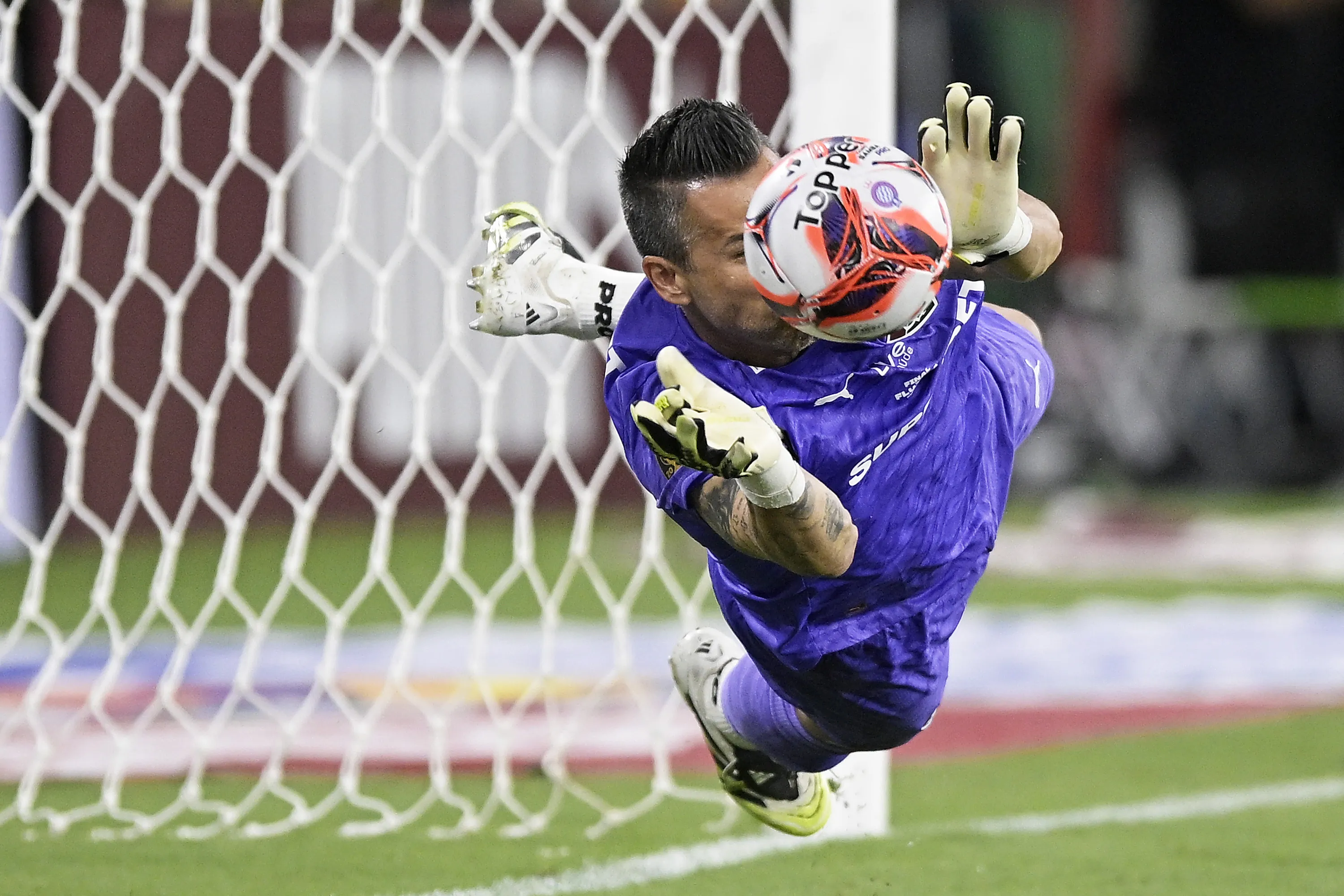Fabio goleiro do Fluminense defende penaltis contra o Flamengo no estadio Maracana pelo campeonato Carioca 2026. Foto: Alexandre Loureiro/AGIF