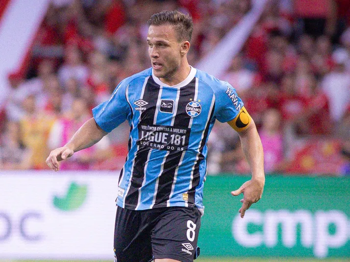 Roger Flores volta a pedir Arthur, do Grêmio, na Seleção