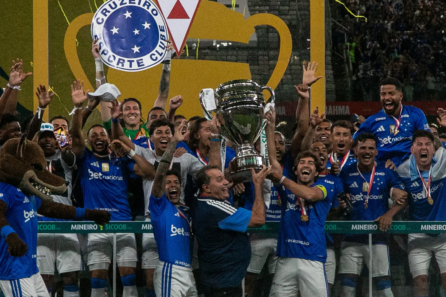 Jogadores do Cruzeiro comemoram titulo de campeao apos partida contra o Atletico no estadio Mineirao pela decisao do campeonato Mineiro 2026. Foto: Fernando Moreno/AGIF
