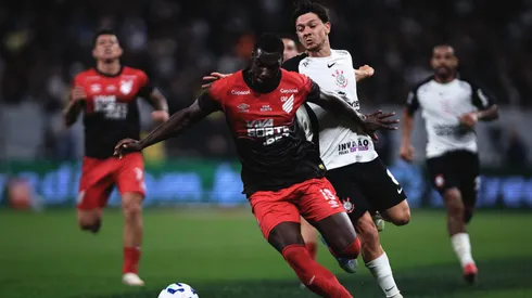 Carlos Terán em ação pelo Athletico-PR
