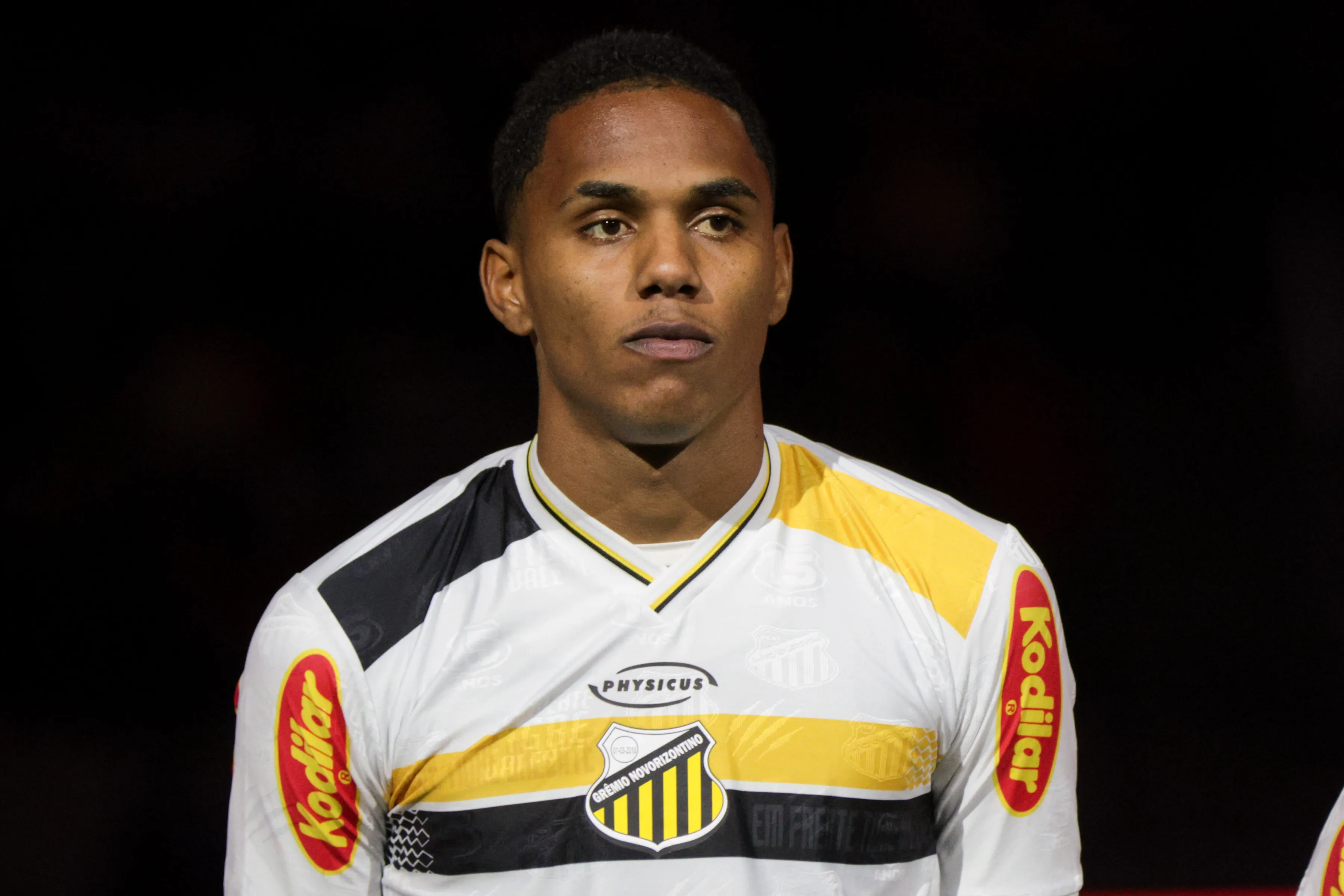 Dantas durante partida contra o Athletico-PR na Série B de 2025. Foto: Robson Mafra/AGIF