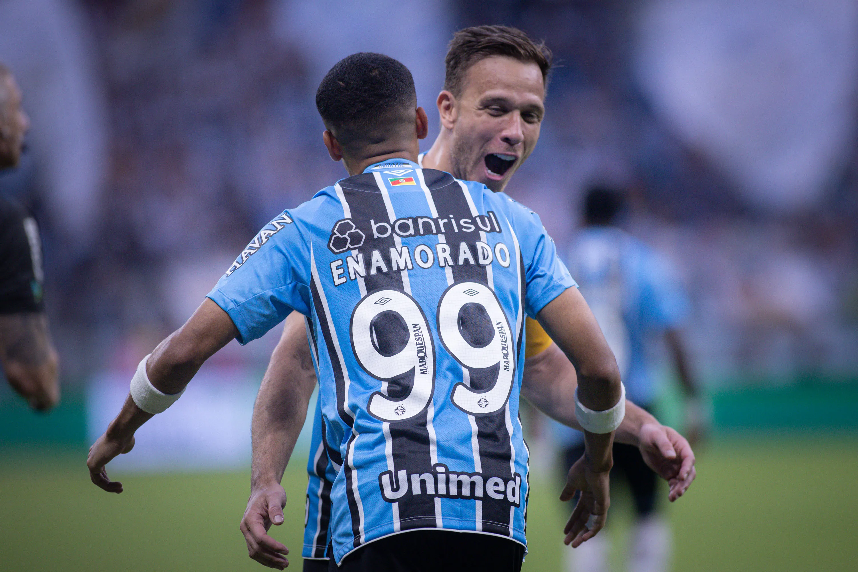 Jose Enamorado jogador do Gremio comemora seu gol com Arthur jogador da sua equipe durante partida contra o Internacional no estadio Arena do Gremio pelo campeonato Gaucho 2026. Foto: Maxi Franzoi/AGIF