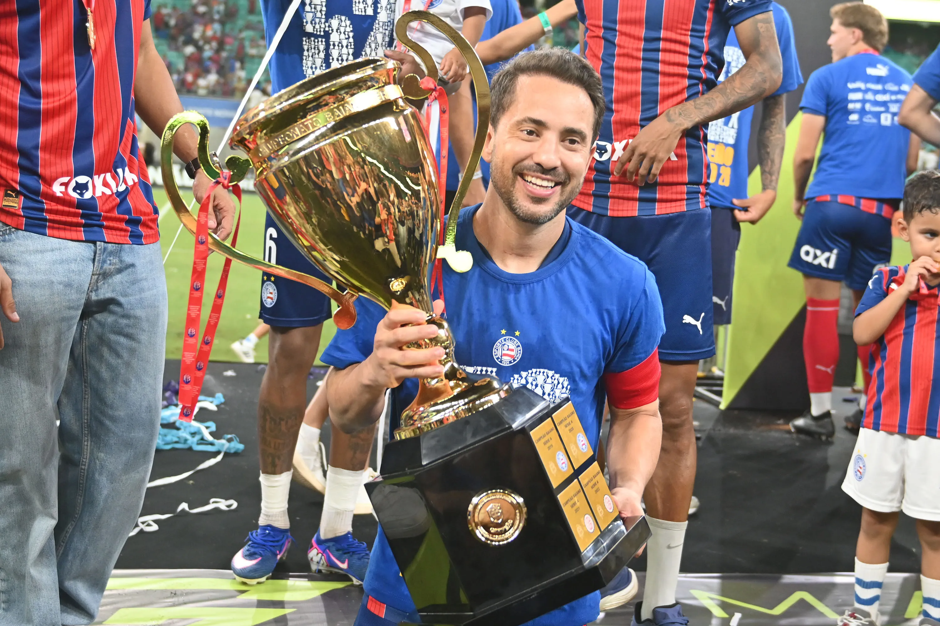 Everton Ribeiro jogador do Bahia levanta a taca de campeao durante cerimonia de premiacao ao final da partida contra o Vitoria no estadio Fonte Nova pela decisao do campeonato Baiano 2026. Foto: Walmir Cirne/AGIF