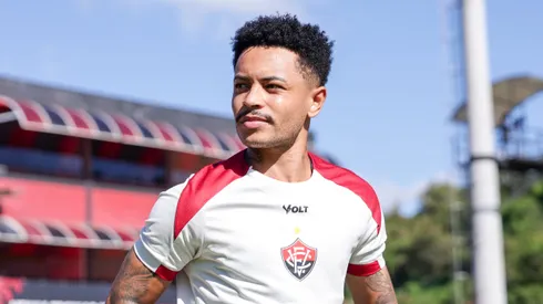 Matheuzinho jogador do Vitoria durante chegada da equipe para partida contra o Galicia  no estadio Pituacu pelo campeonato Baiano 2026. Foto: Marcio Jose/AGIF
