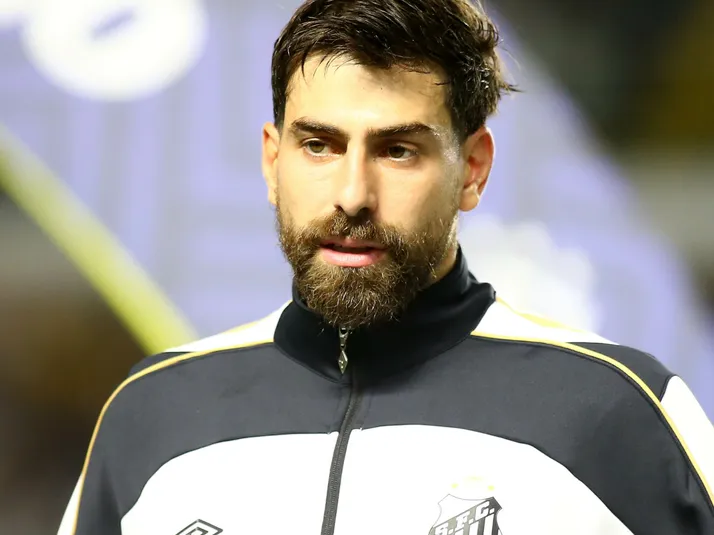 Luan Peres deixa campo com dores e preocupa torcida