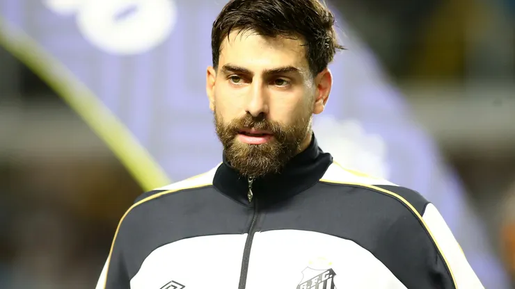 Luan Peres jogador do Santos durante aquecimento antes da partida contra o Vasco no estádio Vila Belmiro pelo campeonato Brasileiro A 2026. Foto: Mauricio De Souza/AGIF