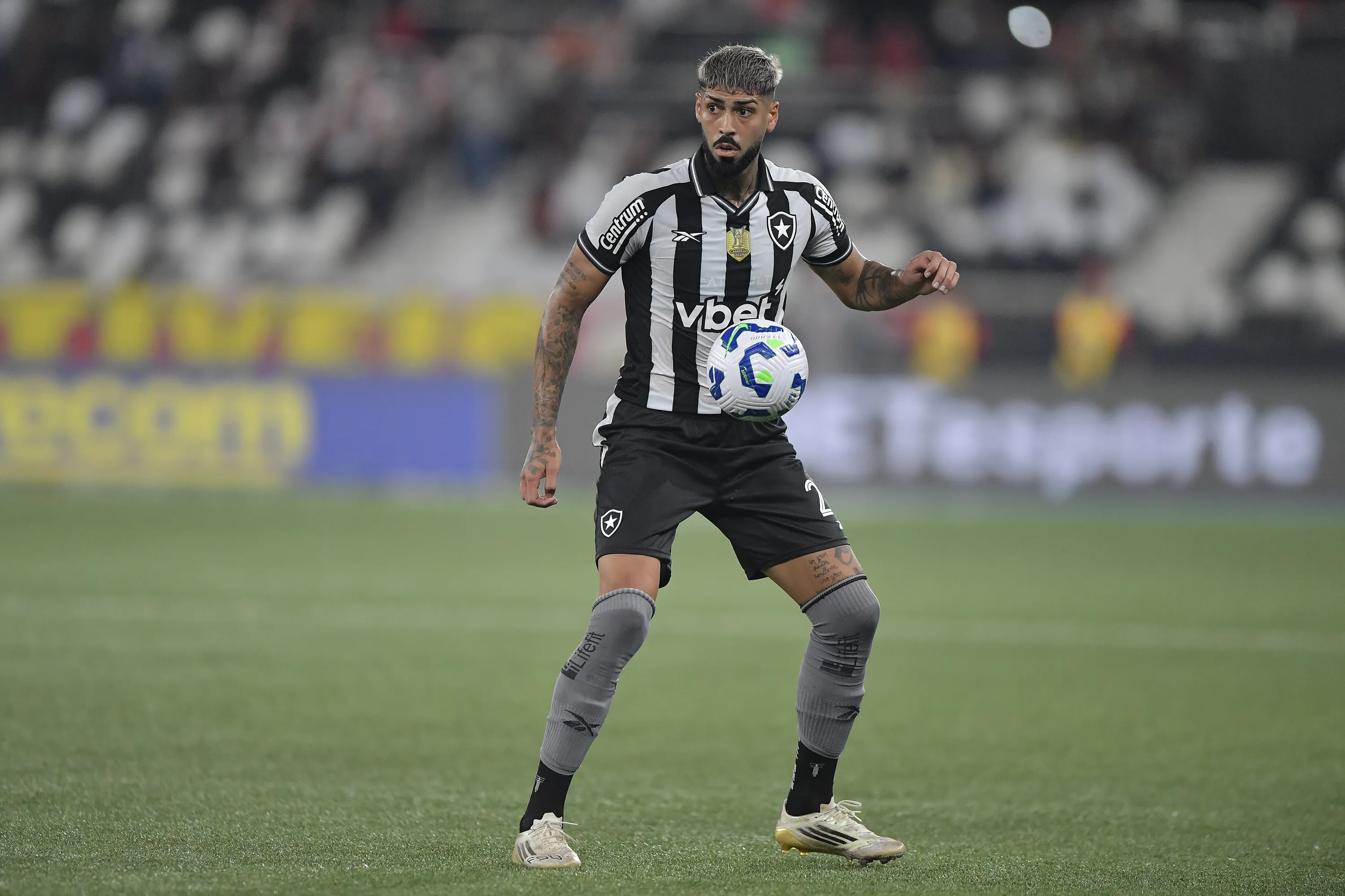 RJ – RIO DE JANEIRO – 16/07/2025 – BRASILEIRO A 2025, BOTAFOGO X VITORIA – Alexander Barboza jogador do Botafogo durante partida contra o Vitoria no estadio Engenhao pelo campeonato Brasileiro A 2025. Foto: Thiago Ribeiro/AGIF