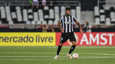 Alexander Barboza jogador do Botafogo durante partida contra o Universitario no estadio Engenhao pelo campeonato Copa Libertadores 2024. Foto: Thiago Ribeiro/AGIF
