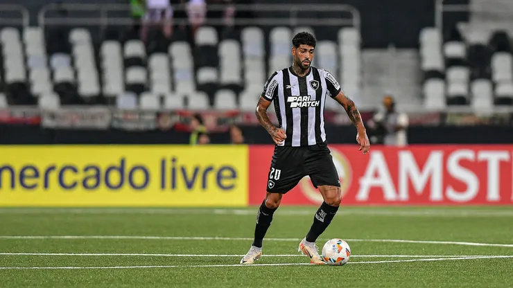Alexander Barboza jogador do Botafogo durante partida contra o Universitario no estadio Engenhao pelo campeonato Copa Libertadores 2024. Foto: Thiago Ribeiro/AGIF