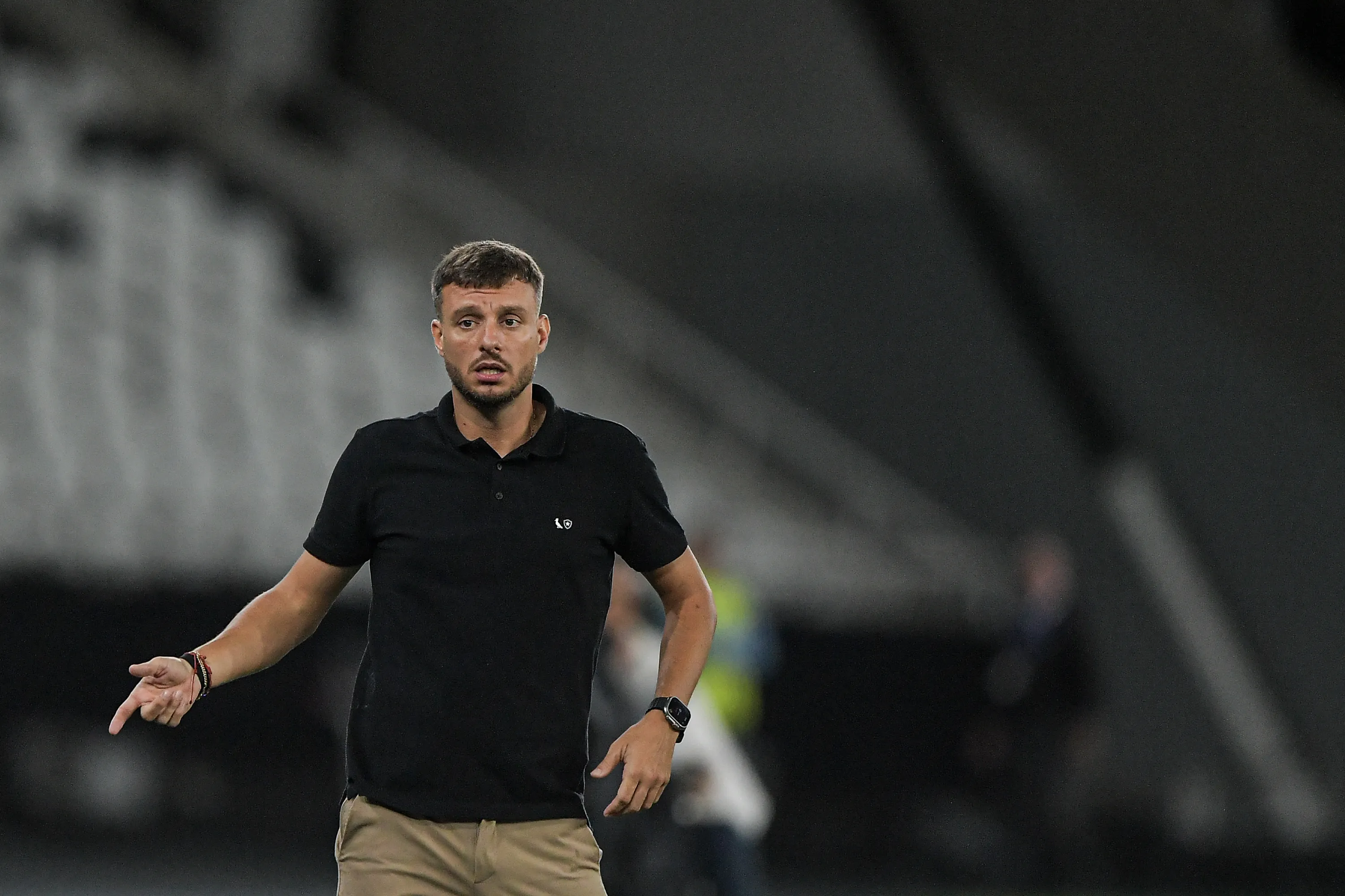 RJ – RIO DE JANEIRO – 10/03/2026 – COPA LIBERTADORES 2026, BOTAFOGO X BARCELONA DE GUAYAQUIL – Martin Anselmi tecnico do Botafogo durante partida contra o Barcelona de Guayaquil no estadio Engenhao pelo campeonato Copa Libertadores 2026. Foto: Thiago Ribeiro/AGIF