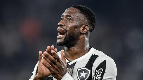 Bastos jogador do Botafogo durante partida contra o Flamengo no estadio Engenhao pelo campeonato Brasileiro A 2024. Foto: Thiago Ribeiro/AGIF
