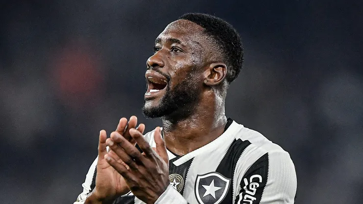 Bastos jogador do Botafogo durante partida contra o Flamengo no estadio Engenhao pelo campeonato Brasileiro A 2024. Foto: Thiago Ribeiro/AGIF