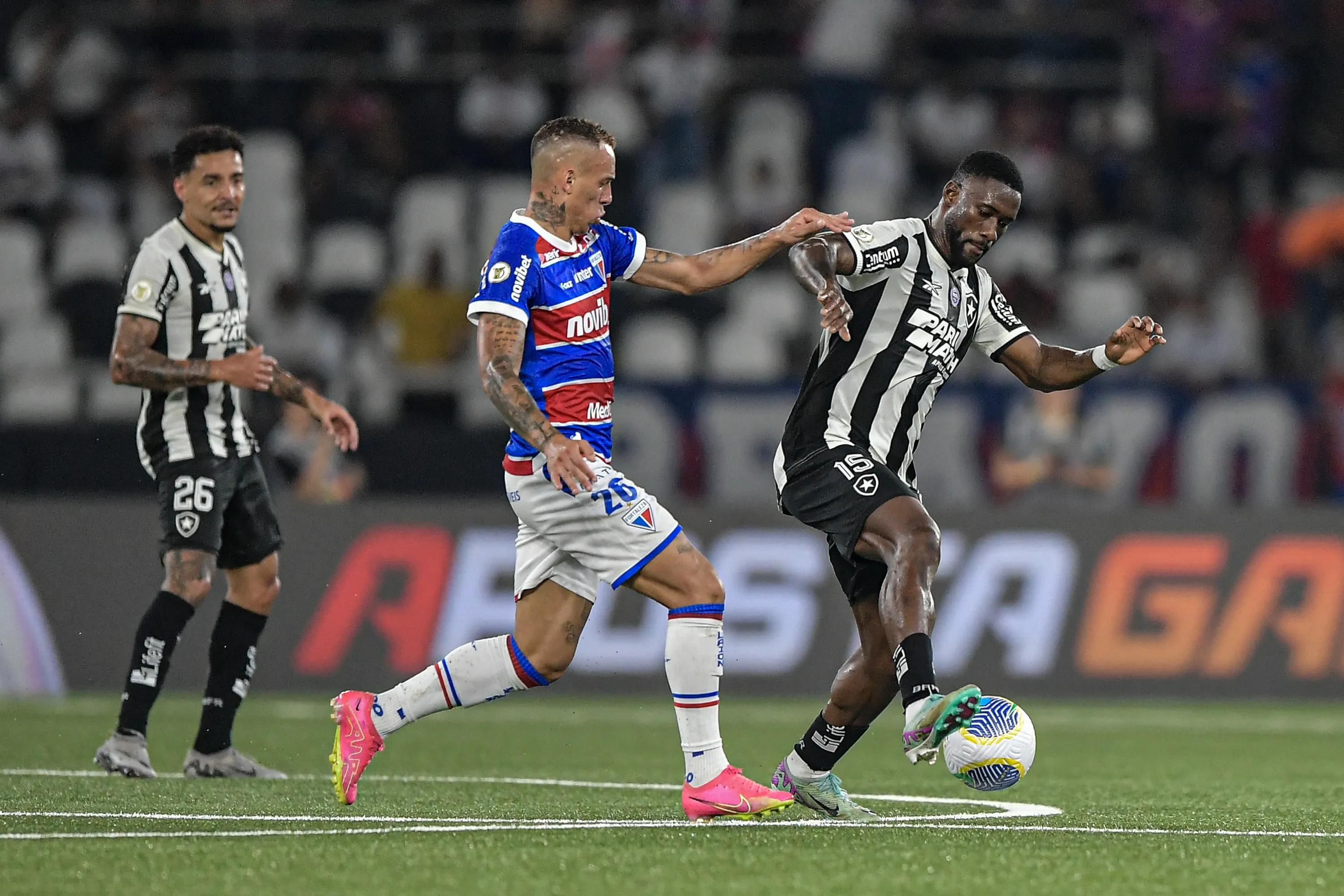 Bastos jogador do Botafogo durante partida contra o Fortaleza no estadio Engenhao pelo campeonato Brasileiro A 2024. Foto: Thiago Ribeiro/AGIF
