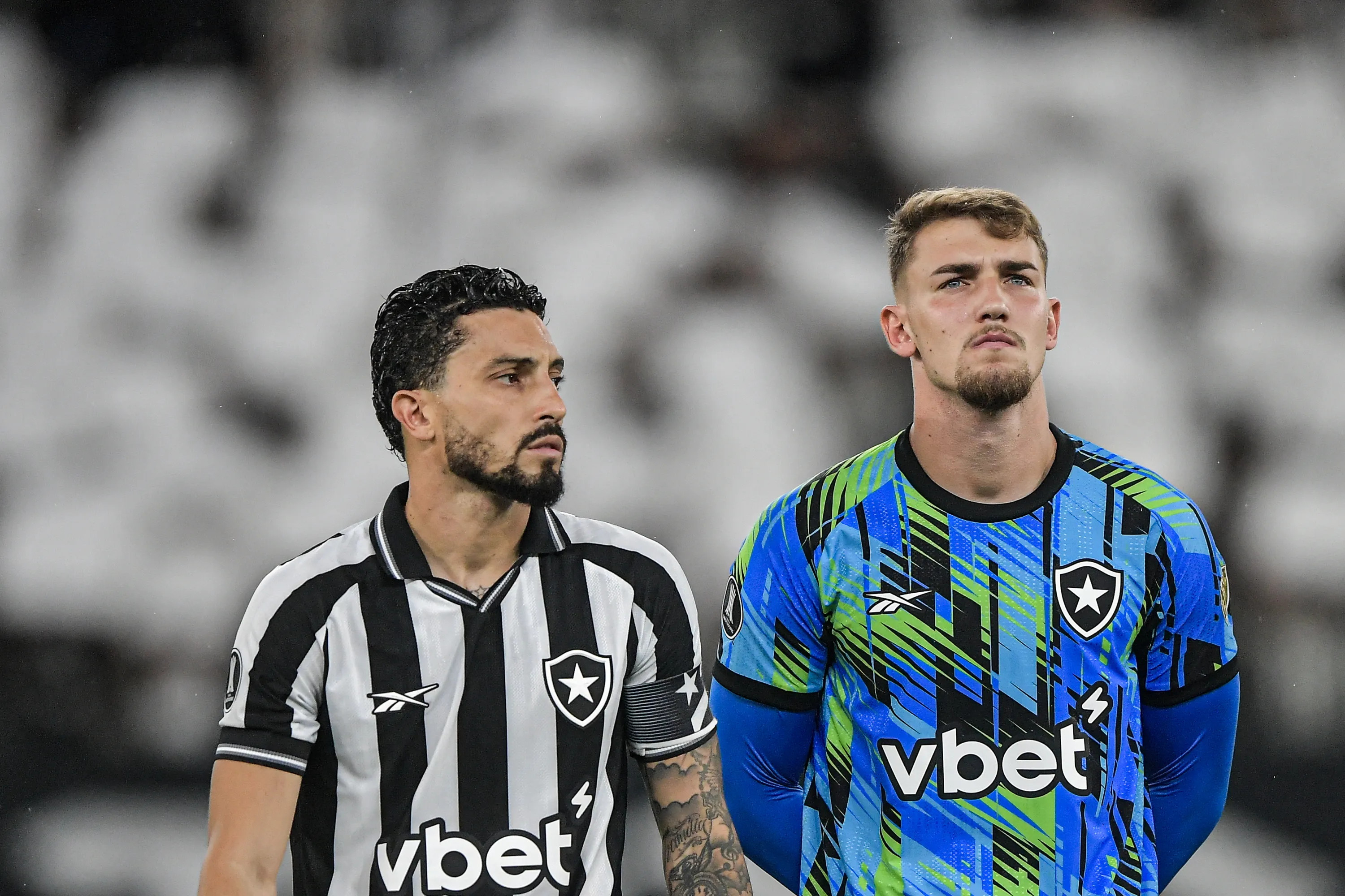 Leo Linck e Alex Telles jogadores do Botafogo durante partida contra o Barcelona de Guayaquil no estadio Engenhao pelo campeonato Copa Libertadores 2026. Foto: Thiago Ribeiro/AGIF