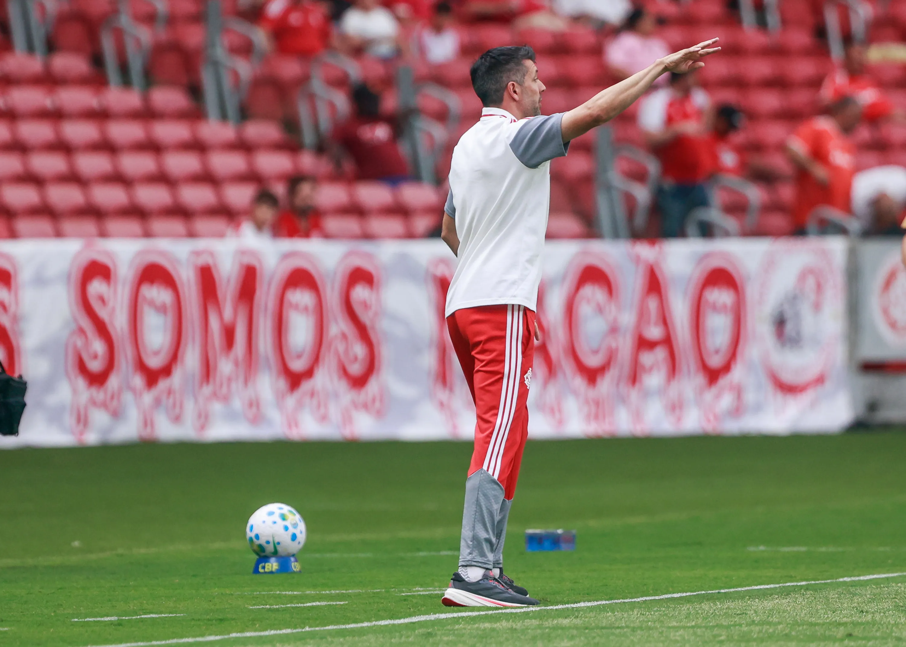 Paulo Pezzolano, técnico do Internacional, durante partida contra o Athlético-PR – Foto: Luiz Erbes/AGIF