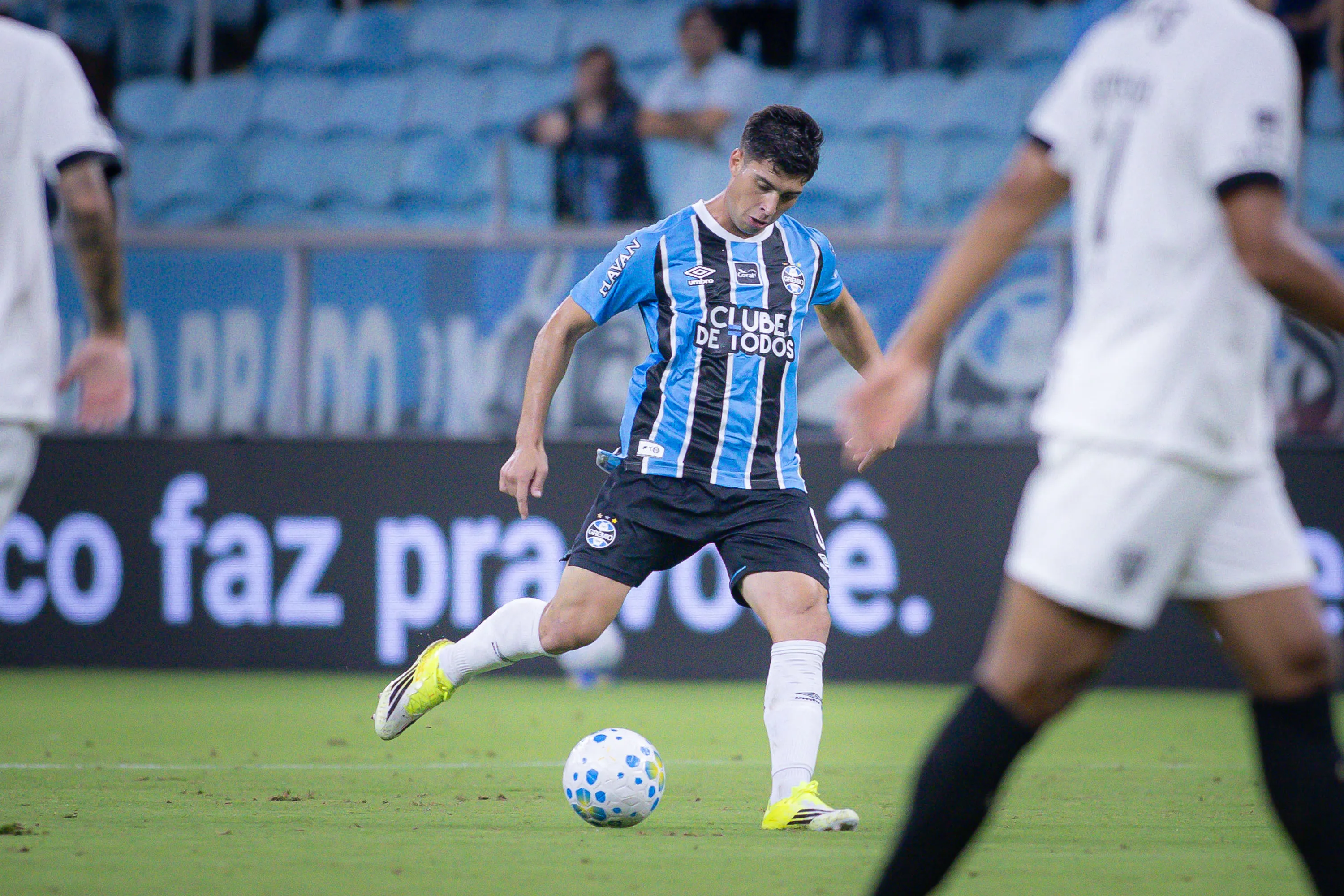 Juan Nardoni jogador do Gremio durante partida contra o Atletico-MG no estadio Arena do Gremio pelo campeonato Brasileiro A 2026. Foto: Maxi Franzoi/AGIF