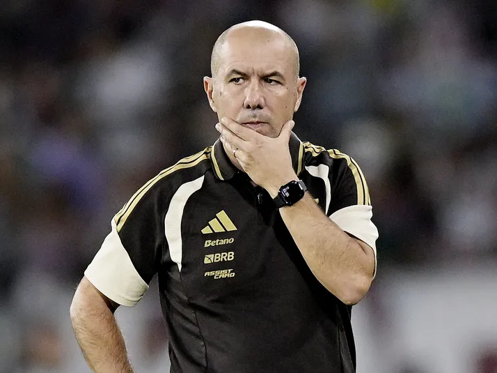 Torcida do Cruzeiro protesta contra Leonardo Jardim